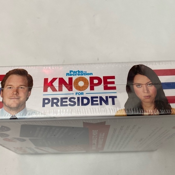 Hasbro TV Parks and Recreation Party Board Game Knope for President - Picture 7 of 7